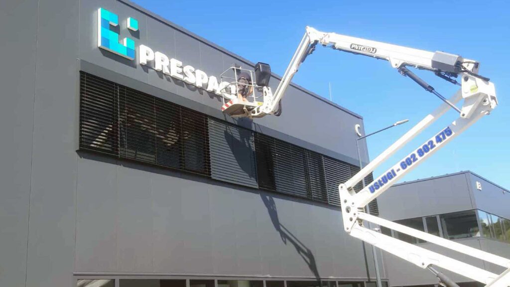 Montaż logo 3D LED do elewacji, Poznań